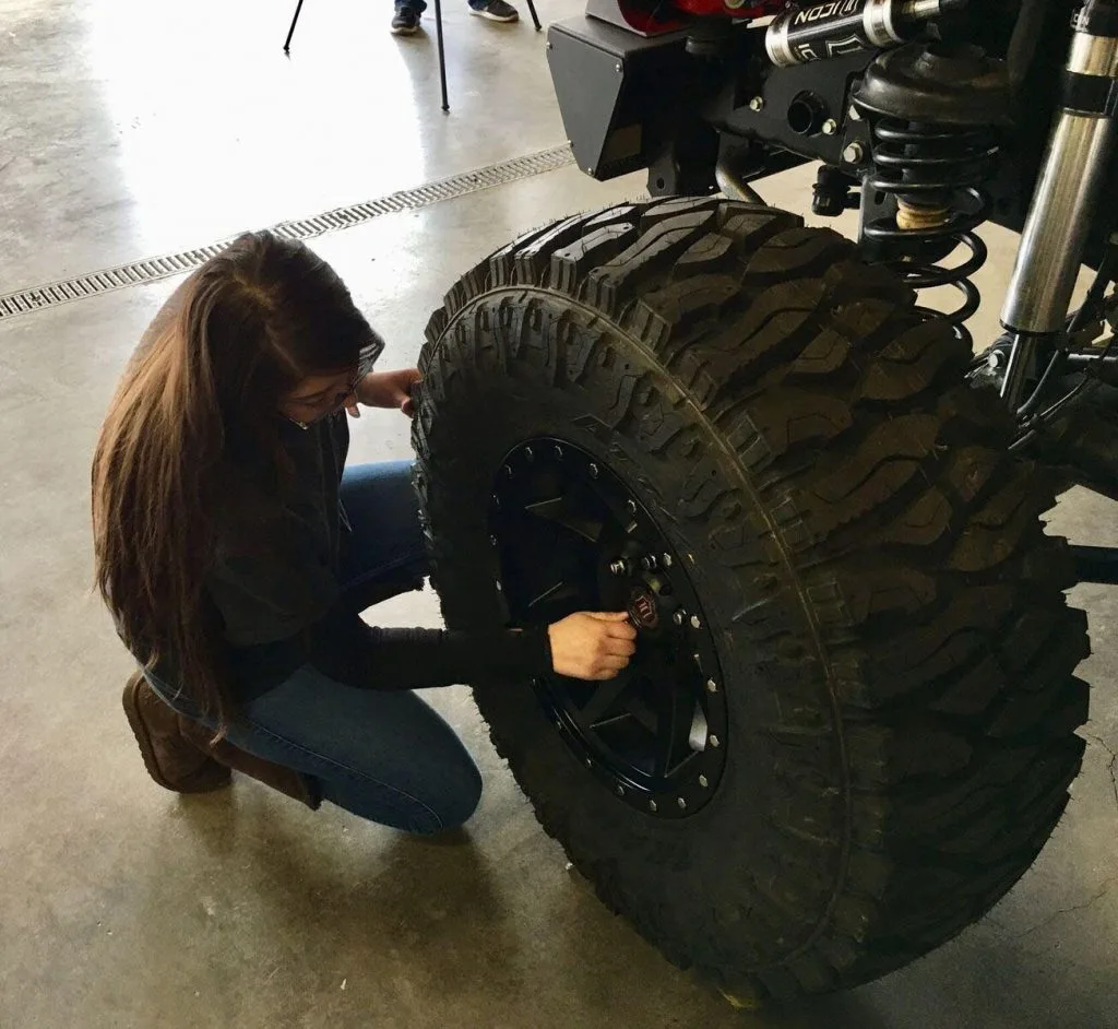 Santa_Fe_Jeep_Build_Students_B