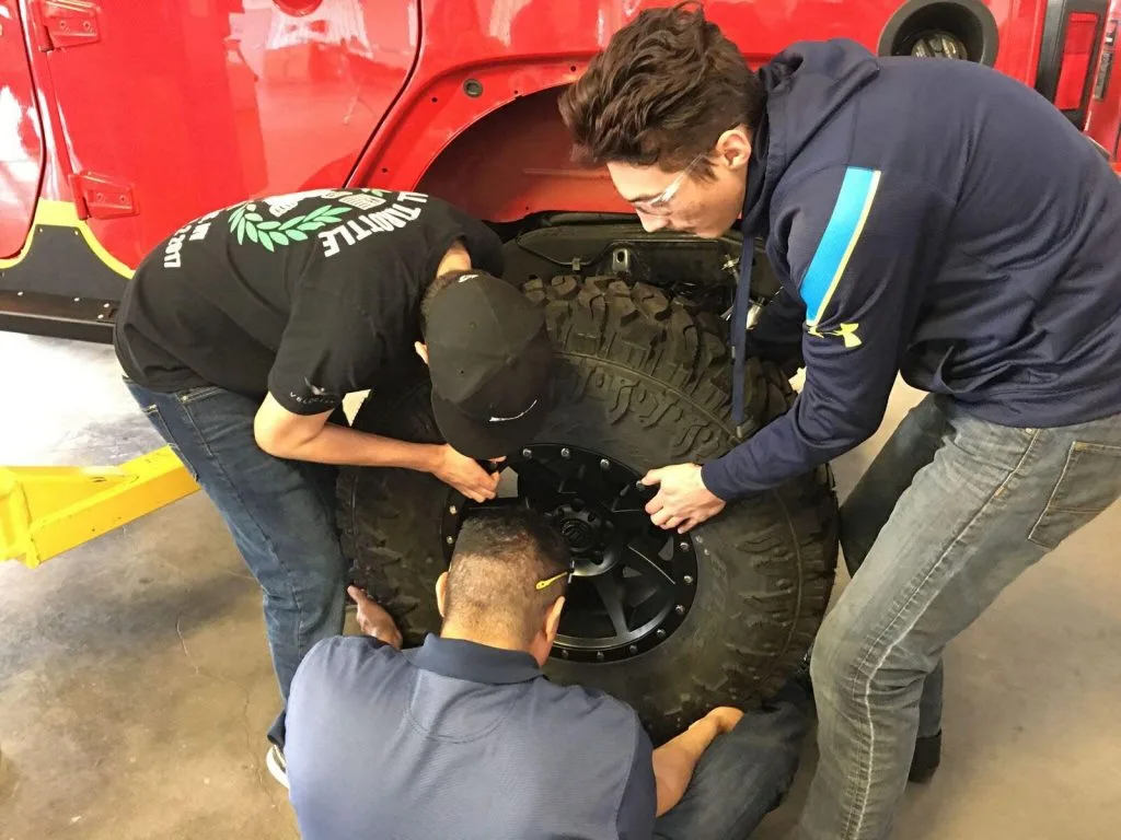 Santa_Fe_Jeep_Build_Students_C