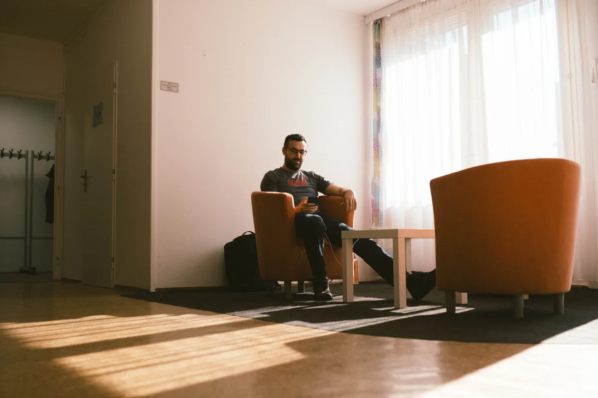 Optimizing Waiting Room Engagement by Integrating Live Sports and Digital Entertainment in Tire Fitment Centers