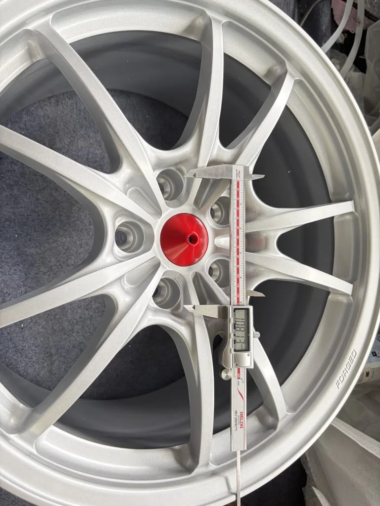 Checking wheel dimensions with a measuring tool